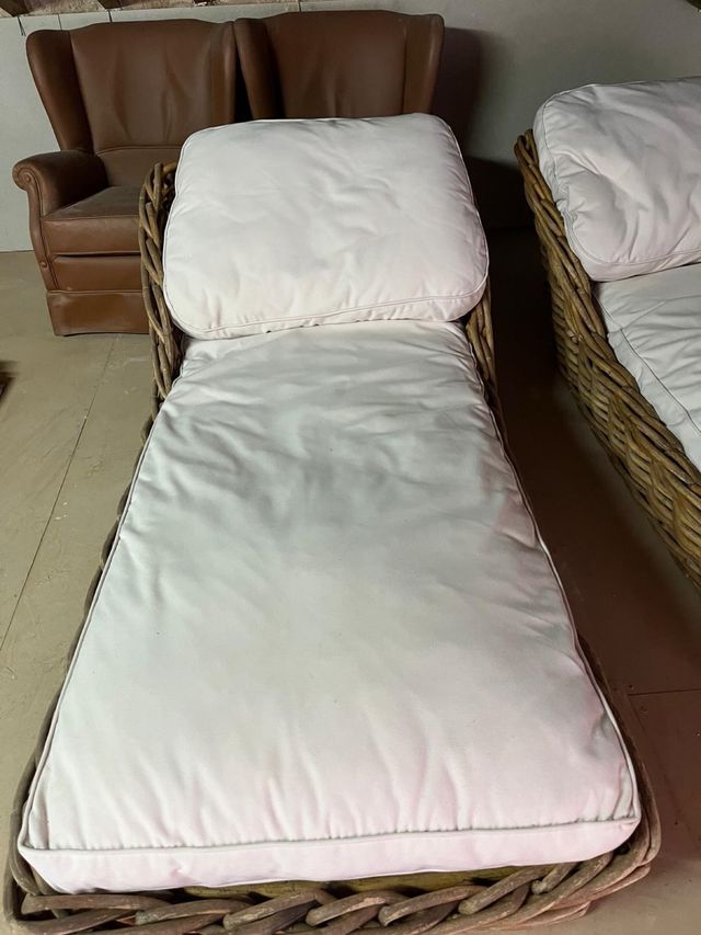 Pareja Tumbonas Ratán con Cojines Blancos