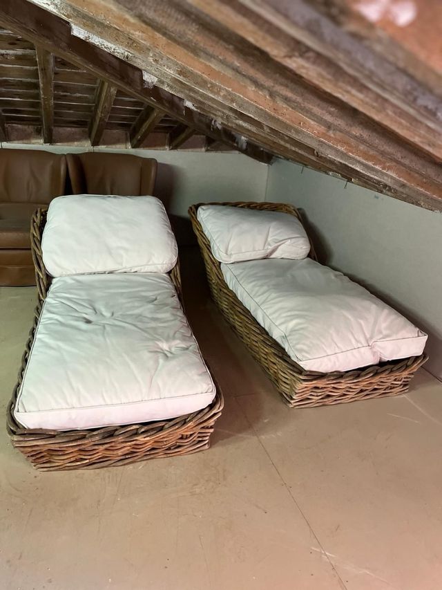 Pareja Tumbonas Ratán con Cojines Blancos