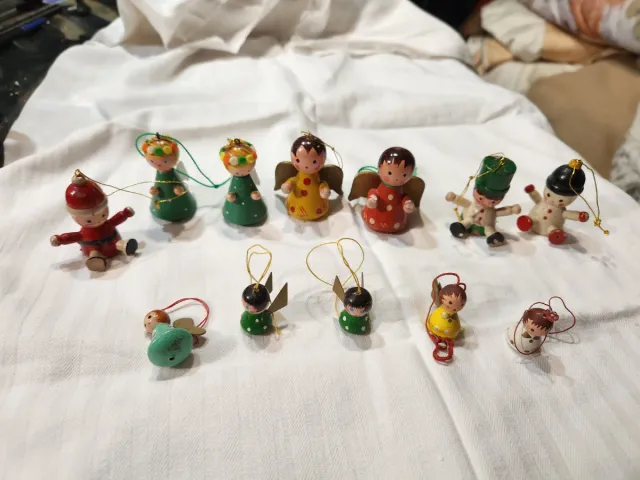 Antiche statuette natalizie in legno, angioletti e altro