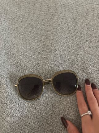 Gafas de sol doradas y negras