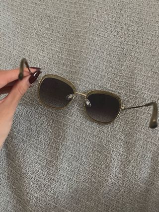 Gafas de sol doradas y negras