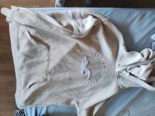 Sudadera Hollister Beige con Detalles Rosas