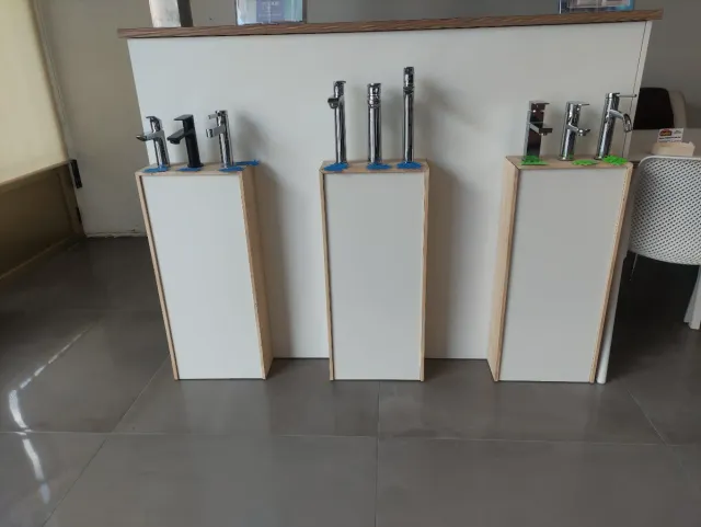 Grifería de baño moderna.