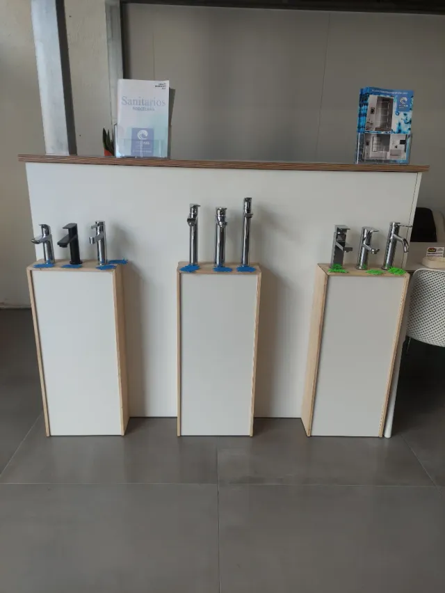 Grifería de baño moderna.