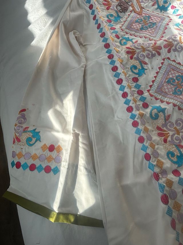 Kaftán bordado multicolor a estrenar, muy alegre