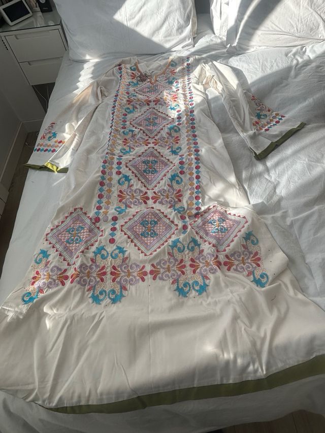 Kaftán bordado multicolor a estrenar, muy alegre