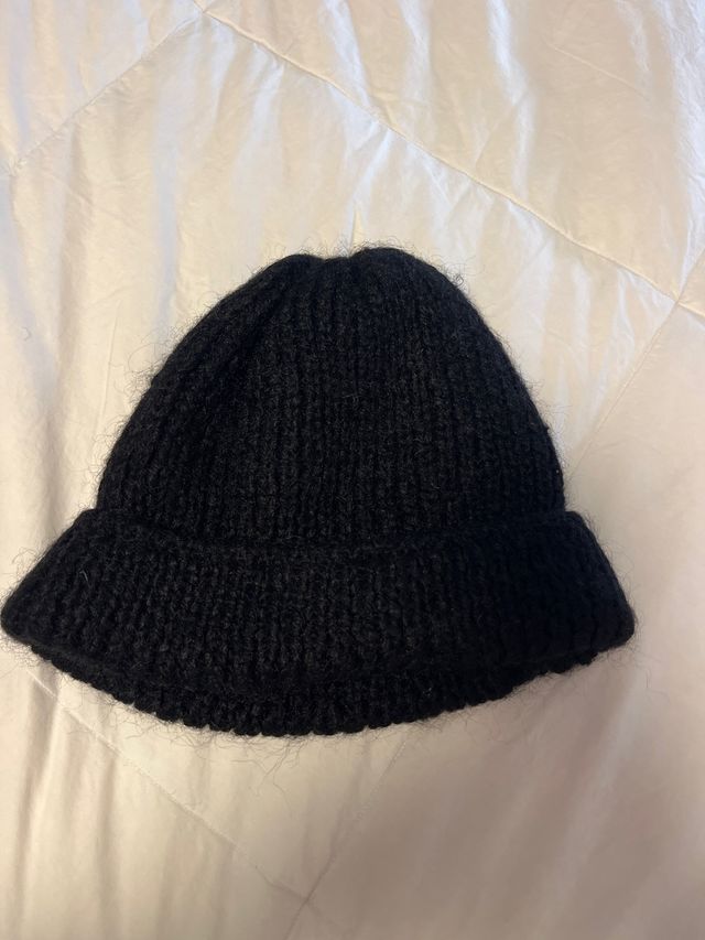 Gorro de lana negro tejido
