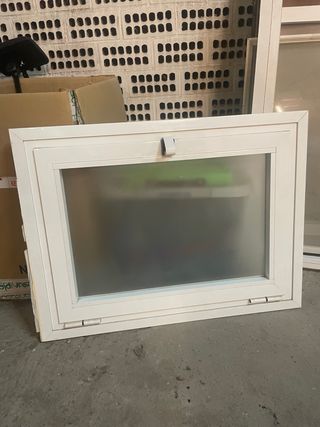 Ventana abatible blanca