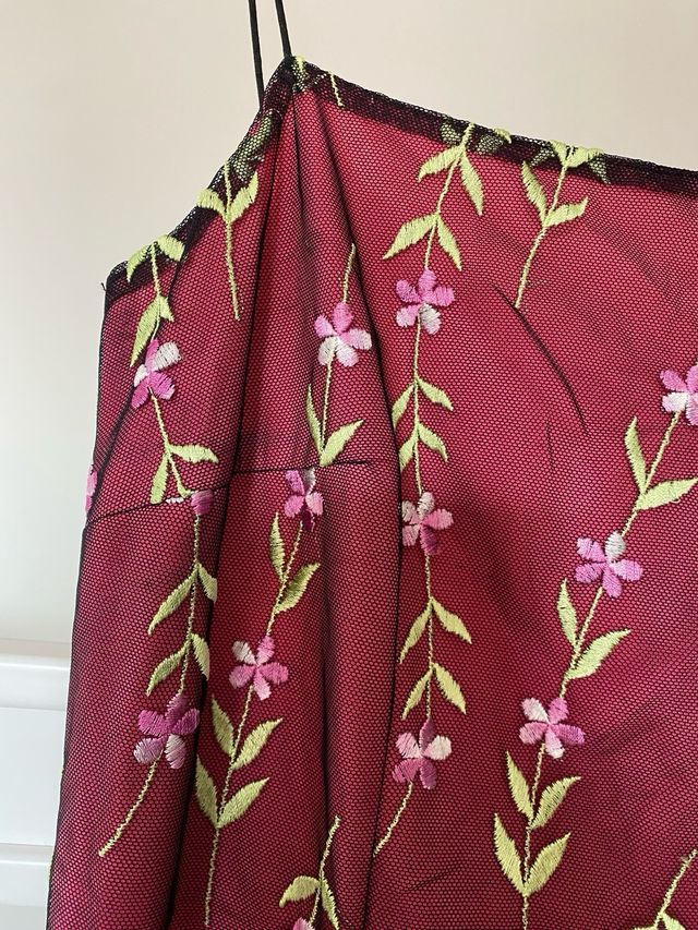 Vestido tul negro con bordado floral rosa/negro