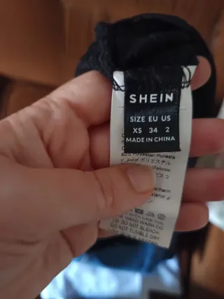 Top corto negro acanalado