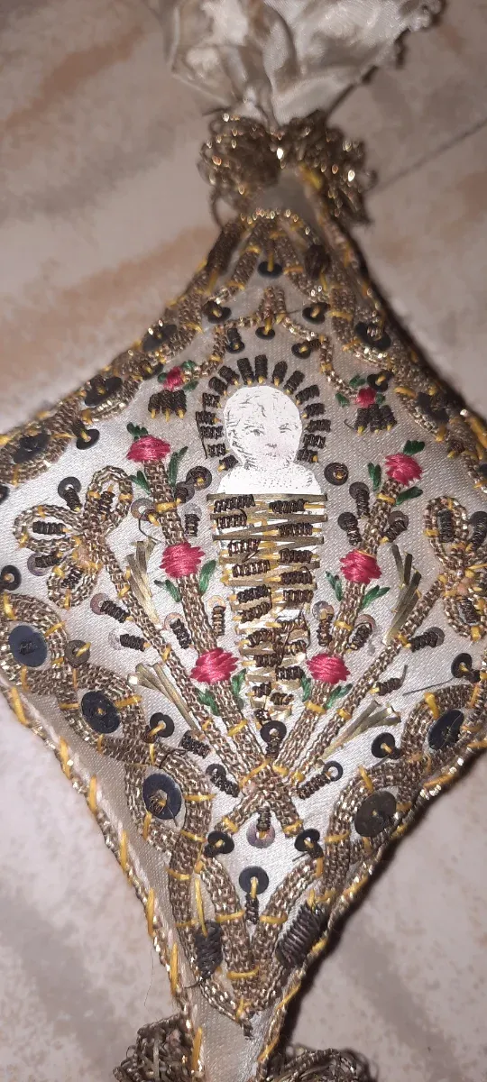 Antico cuscino religioso ricamato