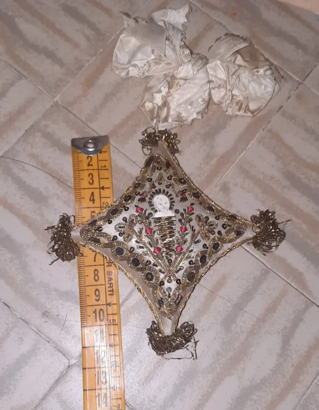 Antico cuscino religioso ricamato