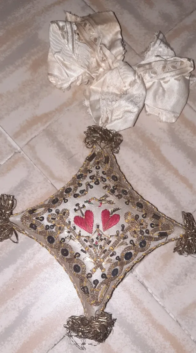 Antico cuscino religioso ricamato