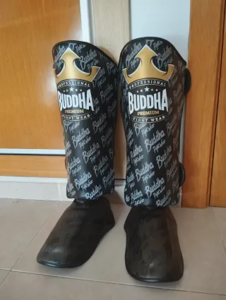 Set de espinilleras, guantes y vendas Muay Thai.
