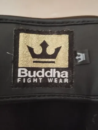 Set de espinilleras, guantes y vendas Muay Thai.