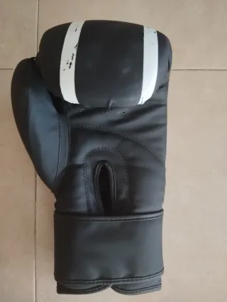 Set de espinilleras, guantes y vendas Muay Thai.