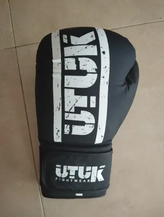 Set de espinilleras, guantes y vendas Muay Thai.