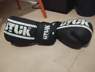 Set de espinilleras, guantes y vendas Muay Thai.