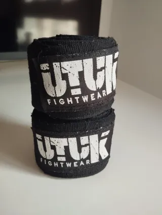 Set de espinilleras, guantes y vendas Muay Thai.