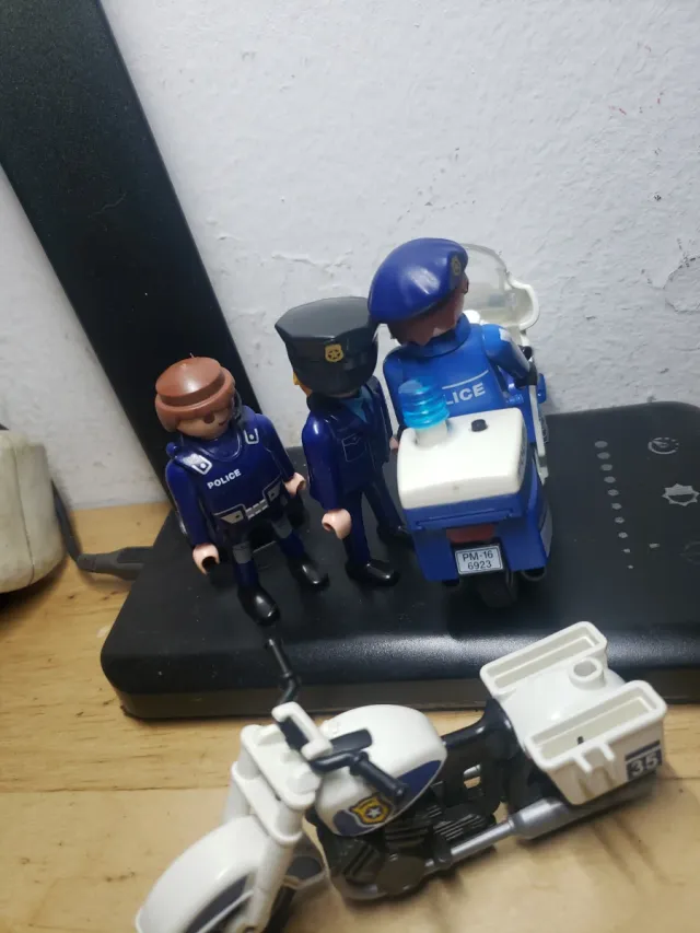 Lote Playmobil Policías y Moto
