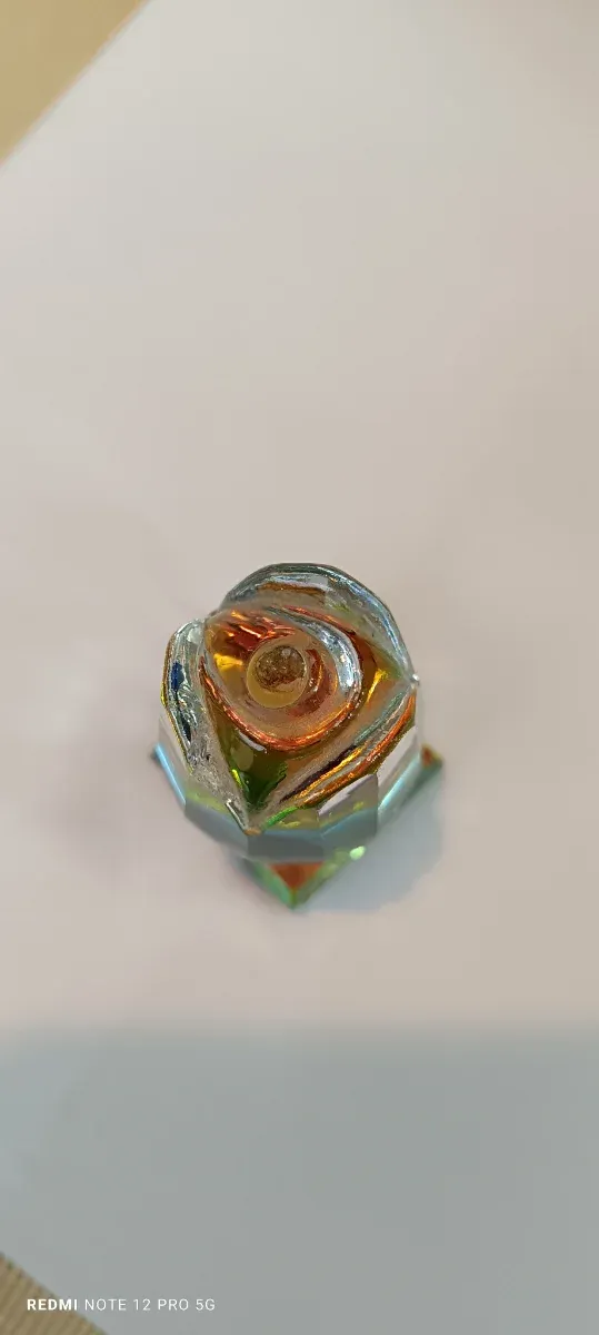 Flor de cristal óptico con base iridiscente