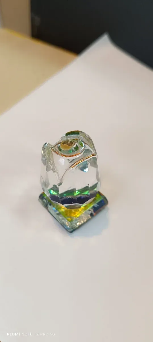 Flor de cristal óptico con base iridiscente