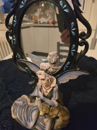 Statua fata con specchio decorato