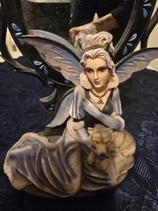 Statua fata con specchio decorato