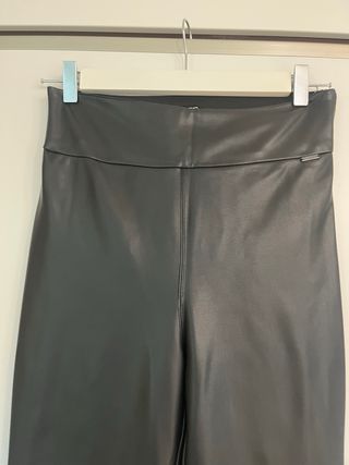 Pantalón Guess Negro Efecto Piel