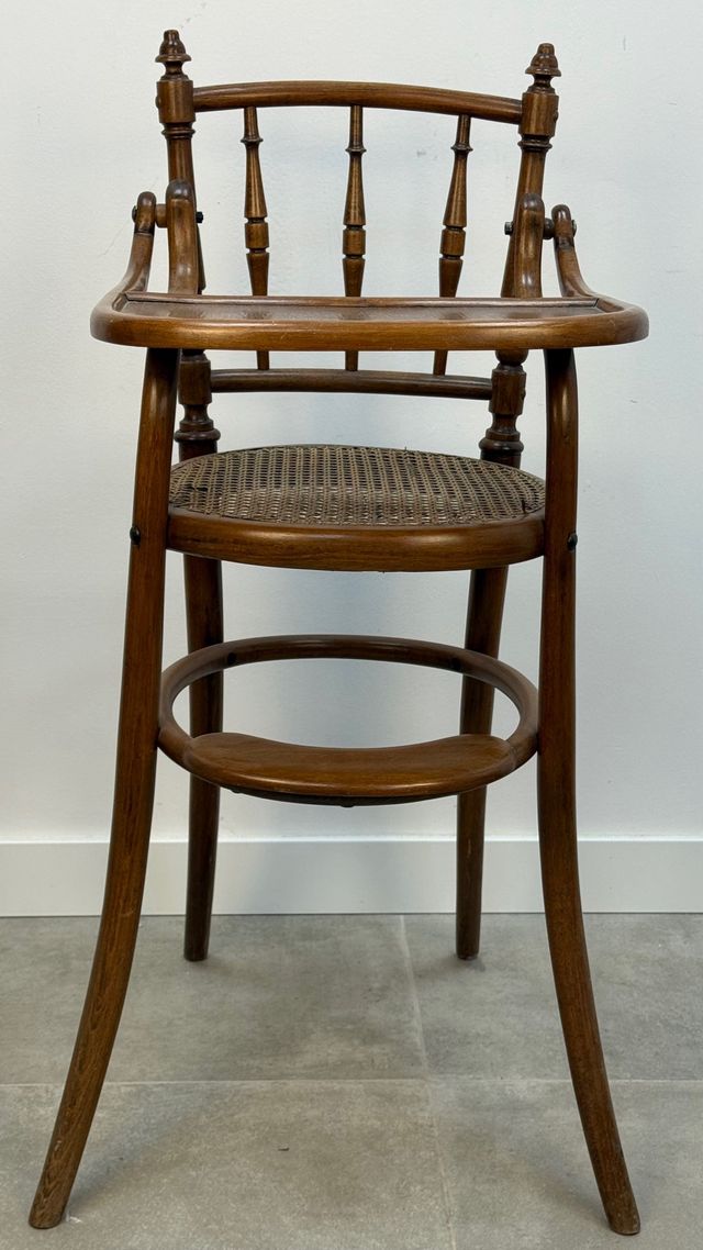 vecchio seggiolone Thonet in legno e griglia
