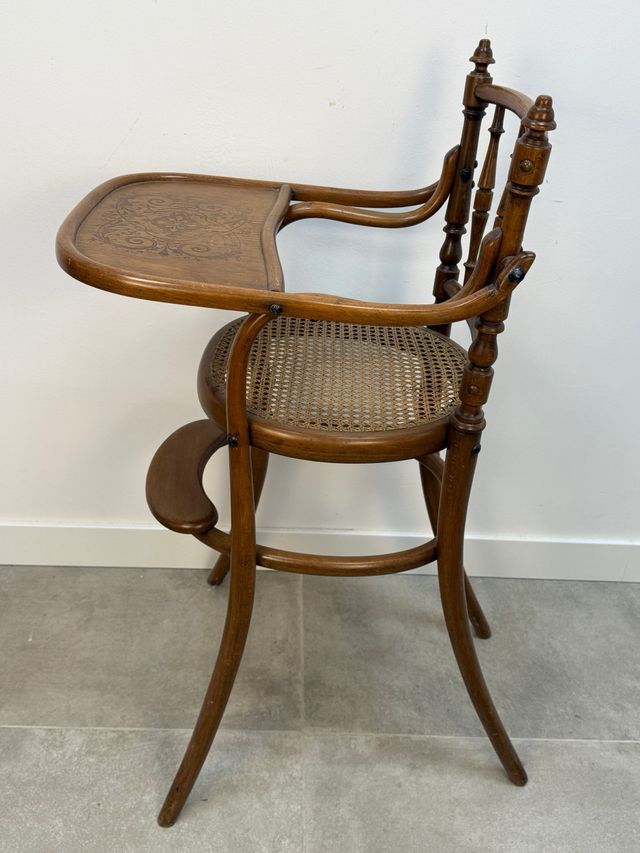vecchio seggiolone Thonet in legno e griglia
