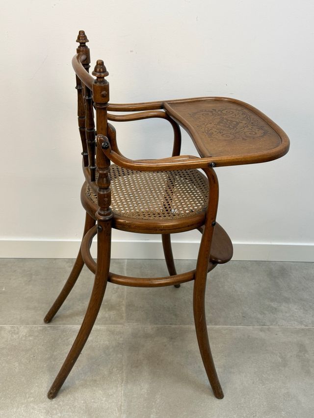 vecchio seggiolone Thonet in legno e griglia