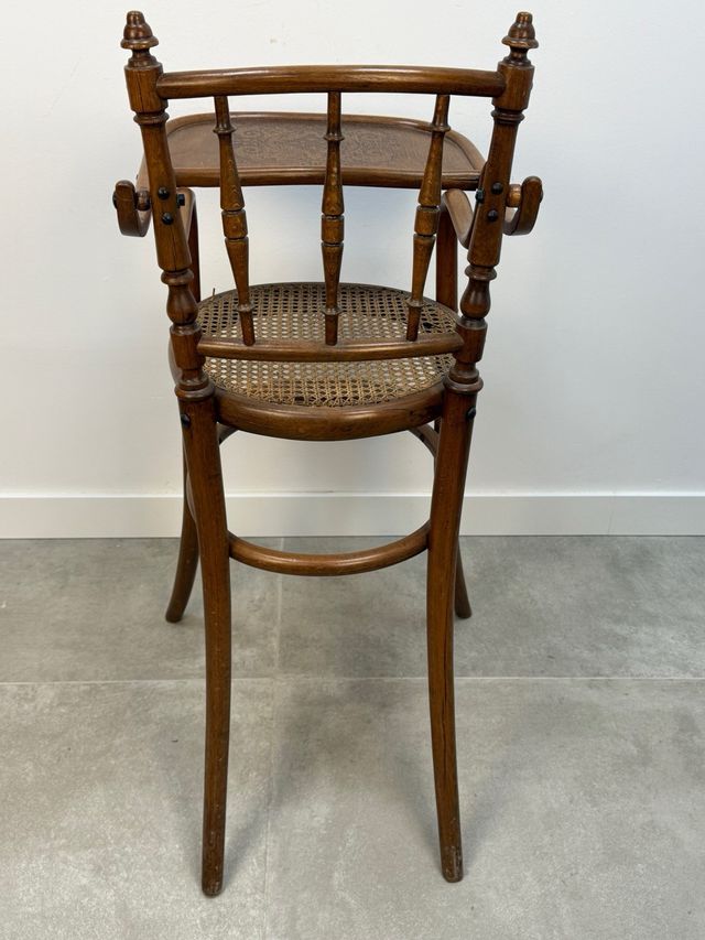 vecchio seggiolone Thonet in legno e griglia