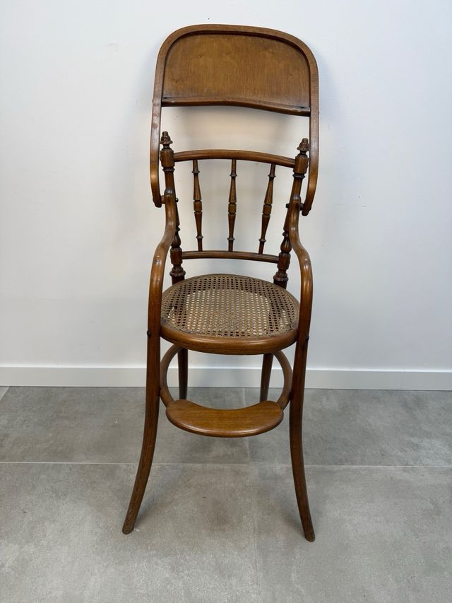 vecchio seggiolone Thonet in legno e griglia