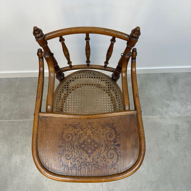 vecchio seggiolone Thonet in legno e griglia