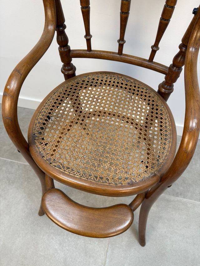 vecchio seggiolone Thonet in legno e griglia