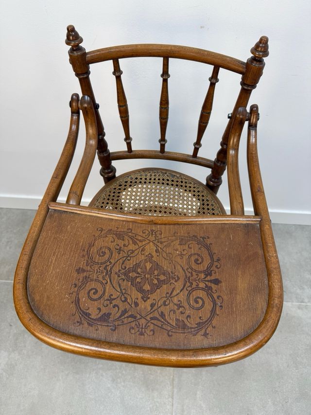 vecchio seggiolone Thonet in legno e griglia