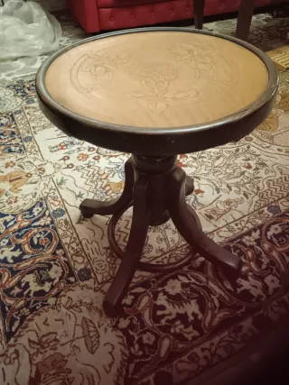 Sgabello antico con rotelle