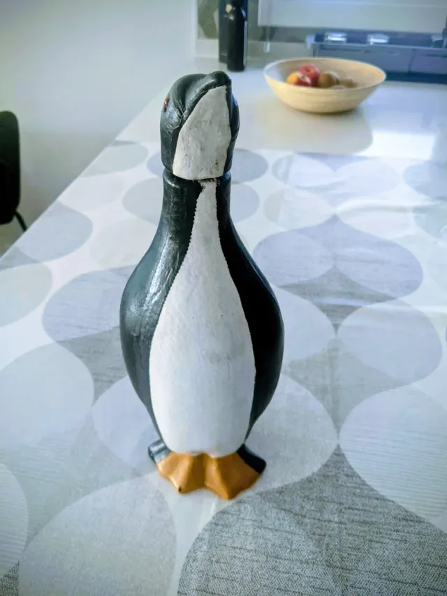 Vecchia figura decorativa a forma di pinguino