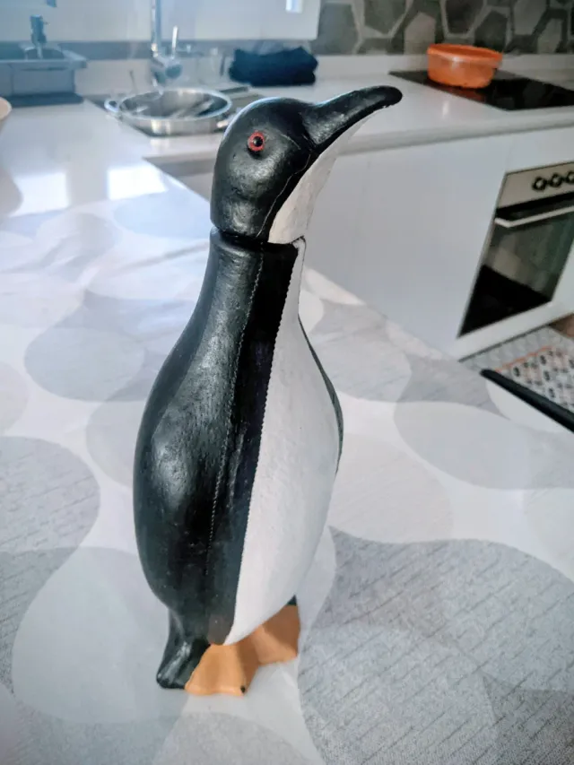 Vecchia figura decorativa a forma di pinguino