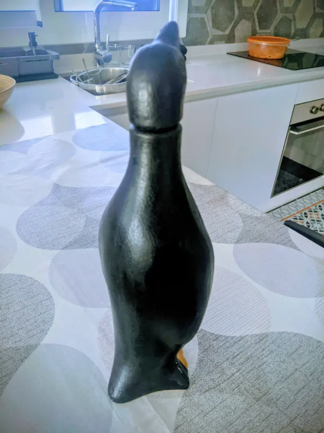 Vecchia figura decorativa a forma di pinguino
