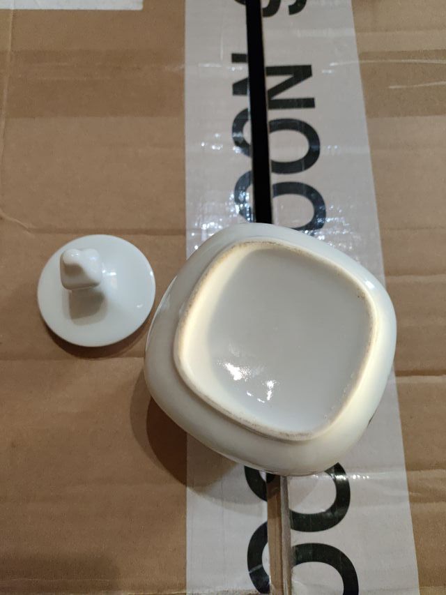 Azucarero de porcelana blanco con detalles negros