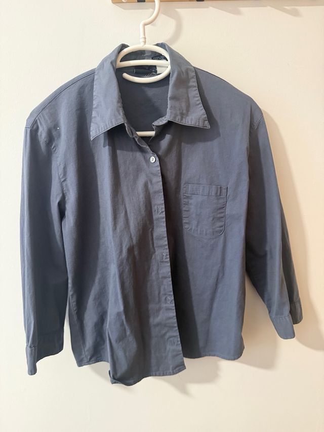 varias blusas y un chaleco, todo es talla S