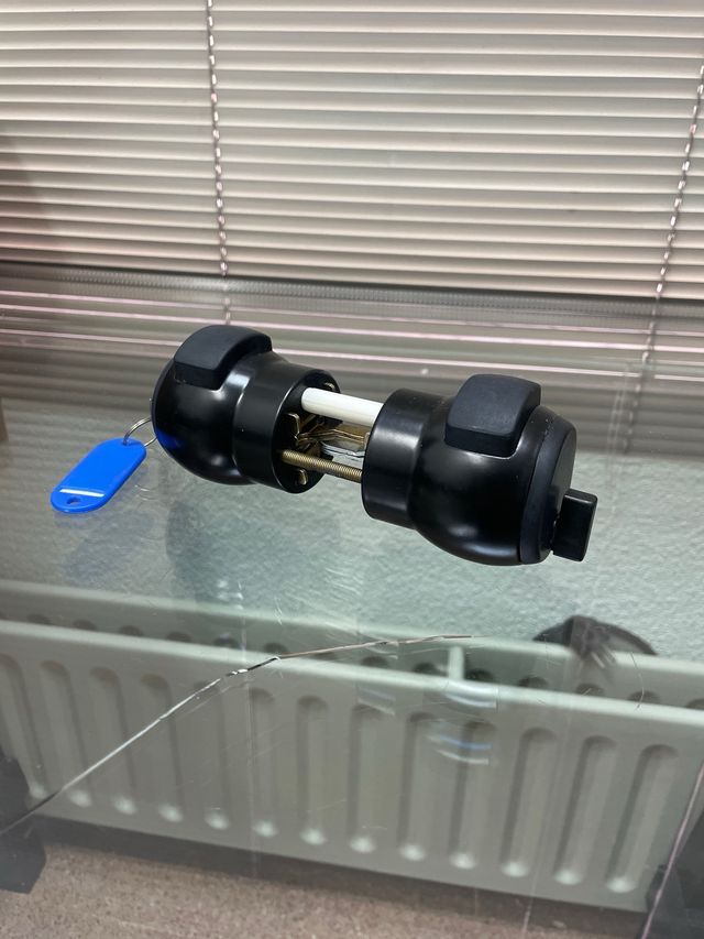 Tirador pomo con llave negro