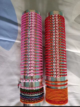 Pulseras y llaveros con letras y corazones