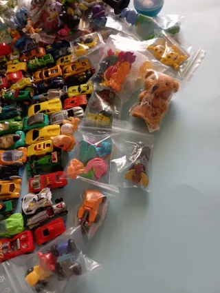 Lotto n.150 Giocattoli Misti Kinder ed extrakinder