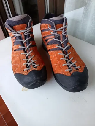 Botas montaña, suela Vibram, talla 43'5, Naranja
