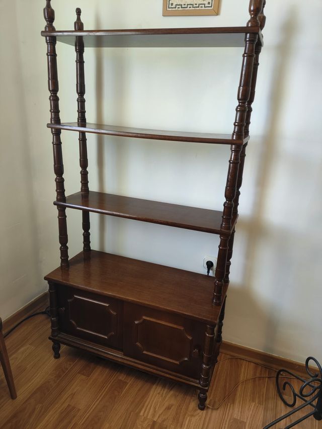 Estantería de madera con almacenaje