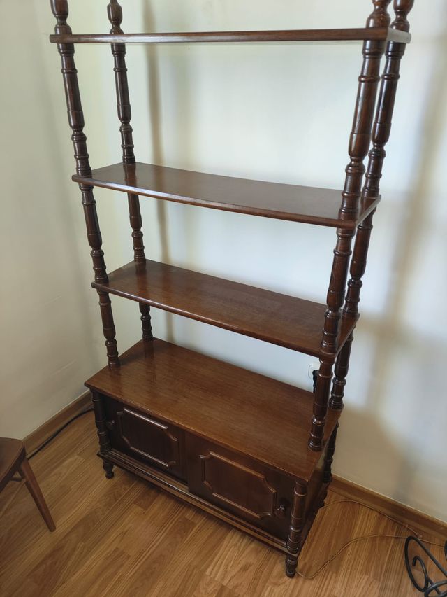 Estantería de madera con almacenaje