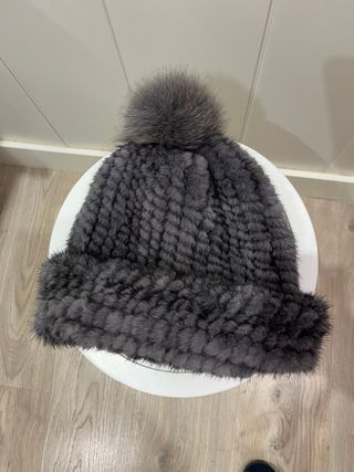 Gorro de piel Dayaday gris con pompón